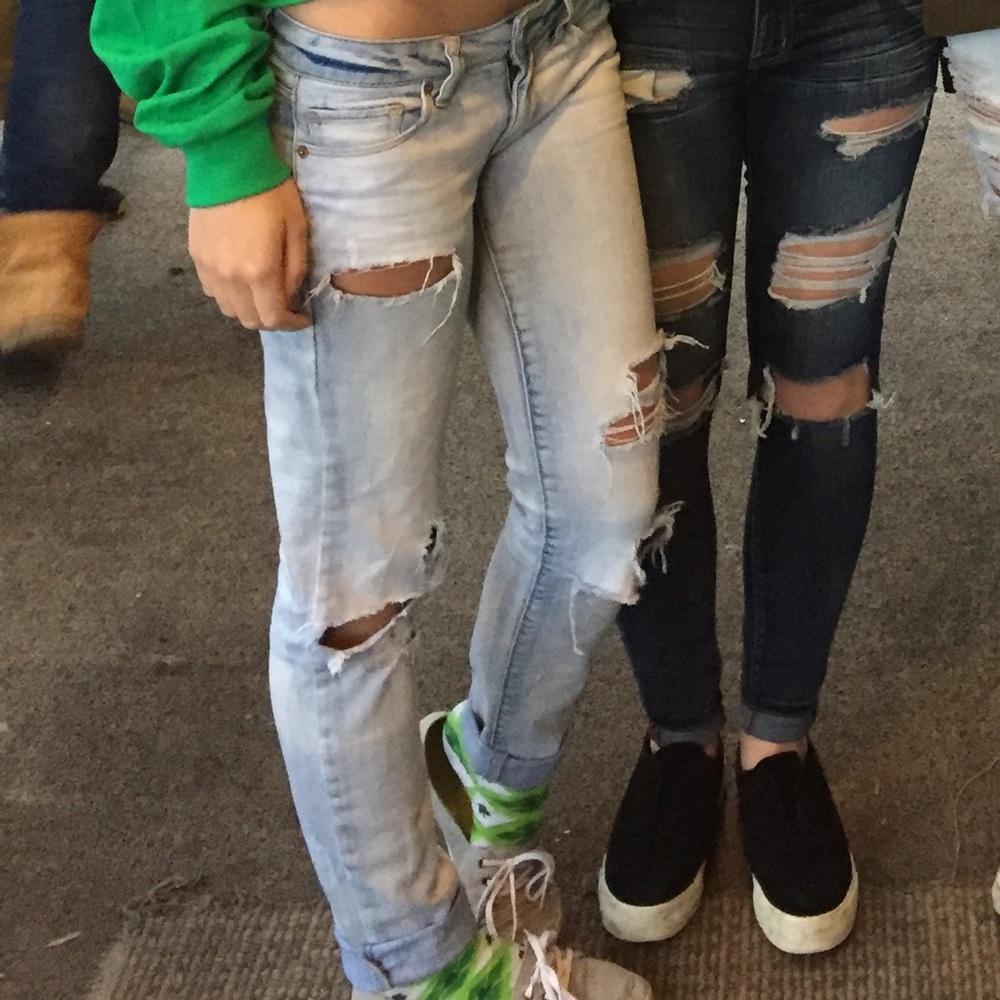 AE light wash distressed jeans - Picture 2 of 8